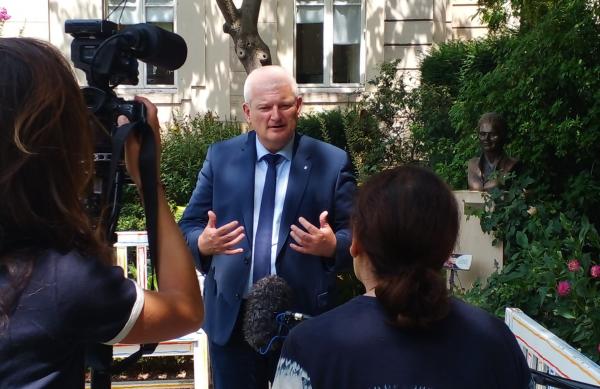 Olivier Falorni dans les jardins de l'Assemblée nationale, le 15 juillet 2026 Olivier Falorni dans les jardins de l'Assemblée nationale, le 15 juillet 2026